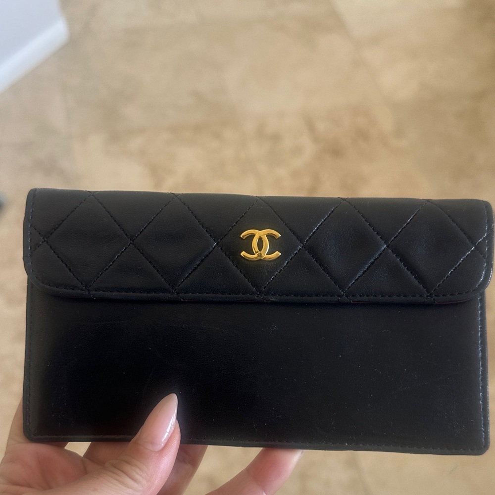 CHANEL Black Wallet with Gold Logo - Picture 6 of 7